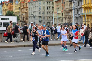 PRAG, CZECH REPUBLIC - 5 Mayıs 2024: Avrupa 'nın en büyük maratonlarından biri olan Prag Maratonu' na koşucular katıldı.