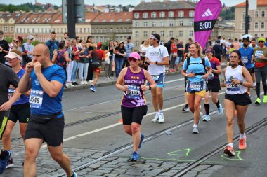 PRAG, CZECH REPUBLIC - 5 Mayıs 2024: Avrupa 'nın en büyük maratonlarından biri olan Prag Maratonu' nda koşucular 5 saatlik kalp pili takibi.