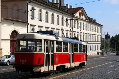 PRAG, CZECH Cumhuriyet - 4 Mayıs 2024: Çek Cumhuriyeti 'nin Prag' ın Mala Strana ilçesinde klasik kırmızı toplu taşıma tramvayı. Tatra T3 tramvay modeli.