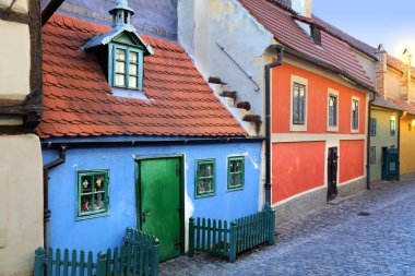 Prag Golden Lane (Zlata Ulicka). Çek Cumhuriyeti Prag şehrindeki Hradcany Kalesi bölgesinde küçük evler.