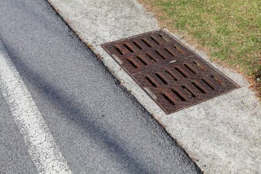 Yol kenarındaki yağmur suyu drenajı - Gurye, Güney Kore 'deki kentsel altyapı.