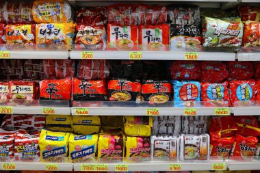 SEOUL, Güney Kore - 5 Nisan 2023: Ramen noodle Güney Kore, Seul 'deki bir markette hazır erişte paketi seçimi.