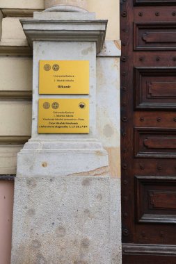 PRAG, CZECH REPUBLIC - 5 Mayıs 2024: Çek Cumhuriyeti Prag 'daki Charles Üniversitesi Tıp Fakültesi (Univerzita Karlova).