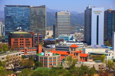 Güney Kore 'deki Seul şehri manzarası. Jeongdong (Jeong-dong) şehir manzarasında Seul Anglikan Katedrali yer almaktadır..