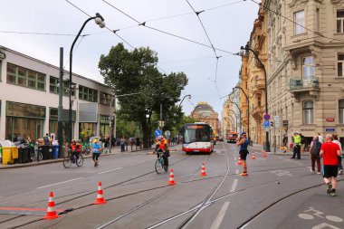 PRAG, CZECH REPUBLIC - 5 Mayıs 2024: Prag Maratonu 'nun son koşucusuna Avrupa' nın en büyük maratonlarından birinde gönüllüler eşlik ediyor.
