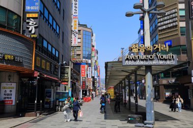 SEOUL, Güney Kore - 9 Nisan 2023: Seul 'deki Gwancheoldong Mahallesi' nde Jonggak Gençlik Caddesi.