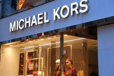 COLOGNE, GERMANY - 21 Eylül 2020: Köln, Almanya 'nın Hohe Caddesi' ndeki Michael Kors premium moda mağazası. Hohe Caddesi Almanya 'nın en işlek alışveriş merkezlerinden biridir..