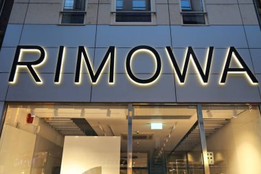 COLOGNE, GERMANY - 21 Eylül 2020: Almanya 'nın Hohe Caddesi' ndeki Rimowa marka bavul mağazası. Hohe Caddesi Almanya 'nın en işlek alışveriş merkezlerinden biridir..