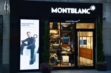 COLOGNE, GERMANY - 21 Eylül 2020: Köln, Almanya 'nın Hohe Caddesi' ndeki Montblanc premium moda mağazası. Hohe Caddesi Almanya 'nın en işlek alışveriş merkezlerinden biridir..