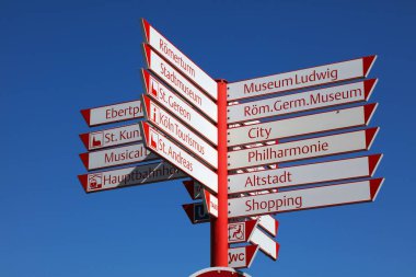 COLOGNE, Almanya - 21 Eylül 2020: Köln, Almanya 'da turizm işaretleri. Köln, Almanya 'nın en kalabalık 4. şehridir..