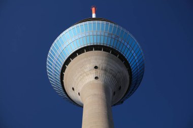 DÜZSELDORF, Almanya - 19 Eylül 2020: Düsseldorf, Almanya 'daki Rheinturm TV kulesi. Düsseldorf, Almanya 'nın en büyük 7. şehridir..