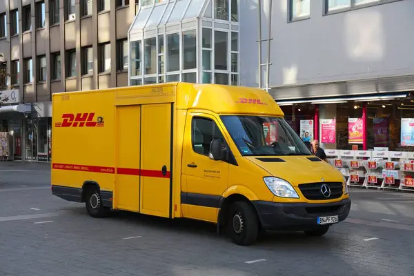 MUELHEIM A.D. RUHR, GERMANY - 21 Eylül 2020: Almanya 'da DHL kurye minibüsü. DHL, Alman ulusal posta servisinin bir parçasıdır - Deutsche Post.