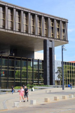 PRAG, CZECH REPUBLIC - 1 Mayıs 2024: Çek Cumhuriyeti Prag 'daki Ulusal Müze' nin Yeni Binası 'ndan insanlar geçiyor. Eski Prag Borsası ve Meclis binası..