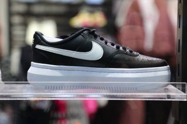 PRAG, CZECH REPUBLIC - 1 Mayıs 2024: Çek Cumhuriyeti 'nin Prag kentindeki bir ayakkabı mağazasında vitrindeki Chunky Nike marka spor ayakkabılar.