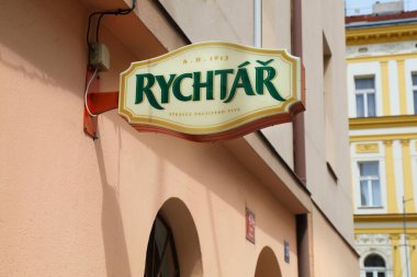PRAG, CZECH REPUBLIC - 3 Mayıs 2024: Çek Cumhuriyeti Prag 'ın bir caddesinde Rychtar Çek birası markası.