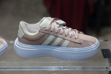 PRAG, CZECH REPUBLIC - 1 Mayıs 2024: Çek Cumhuriyeti Prag 'da bir ayakkabı mağazasında vitrininde Chunky Adidas marka spor ayakkabılar.