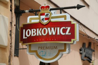 PRAG, CZECH Cumhuriyet - 3 Mayıs 2024: Lobkowicz Çek bira markası Neon Prag, Çek Cumhuriyeti 'nin bir caddesinde.