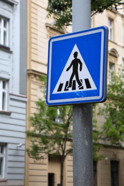 Çek Cumhuriyeti Prag 'da yaya geçidi resmi yol tabelası.