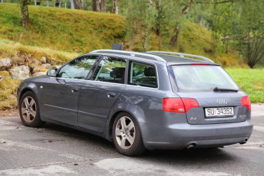 VESTLAND, Norrway - 30 Temmuz 2020: Audi A4 steyşın arabası Norveç 'te park edilmiş. Audi, Volkswagen Grubu 'nun bir yan kuruluşu..