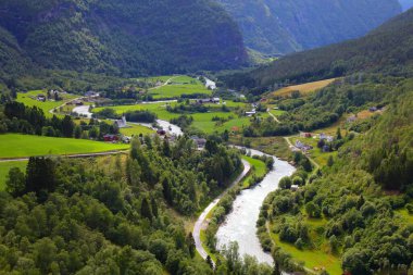 Norveç 'teki Parlak Kommune manzarası. Norveç 'in kırsal kesiminde. Fortunsdalen (Fortundalen olarak da bilinir), Norveç 'in Luster kentindeki bir vadi..