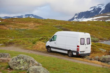 HAUKELIFJELL, NORway - 30 Temmuz 2020: Norveç 'in Haukelifjell dağlarında modifiye edilmiş karavan tatili. 2015 yılında Norveç 'in 8,8 milyon yabancı ziyaretçisi oldu.