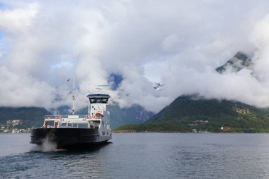 Norveç fiord feribotu geçiyor. Yolcu ve feribot Sognefjord bölgesinden geçiyor..