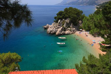 Brela, Hırvatistan. Adriyatik Denizi doğası. Podrace plajı yükselen tekneler. Hırvatistan 'da yaz atmosferi.