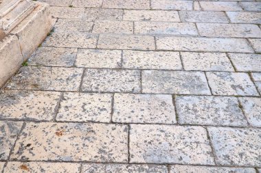 Omis kireçtaşı döşeme taşlarını cilaladı - Hırvatistan 'da Eski Kent taşlı caddeler.