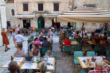 OMIS, CROATIA - 19 Haziran 2019 İnsanlar Eski Omis Kasabası 'nı ziyaret ediyor. Hırvatistan 'a 2018 yılında 18,4 milyon turist geldi.