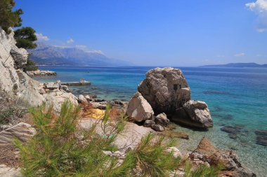 Hırvatistan yaz tatili güneşli hava. Dalmaçya 'nın güzel manzarası. Marusici Sahili - Adriyatik Denizi (Makarska Riviera Bölgesi).