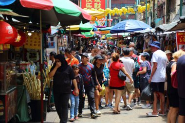 KUALA LUMPUR, MALAYSIA - 2 Mart 2024: İnsanlar Kuala Lumpur 'un Çin Mahallesi' ndeki ünlü Jalan Petaling caddesini ziyaret ediyorlar.