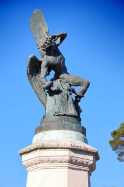 Retiro Park 'ın Düşmüş Meleği. Madrid, İspanya 'nın başkenti. Emekli Parkı 'ndaki eski anıt..