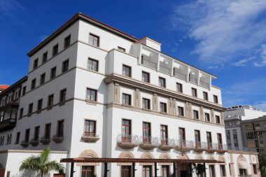 Santa CRUZ, İspanya - 27 Ekim 2012: Tenerife 'deki Grand Mencey 5 yıldızlı otelin tarihi binası. Iberostar Heritage Grand Mencey Oteli olarak biliniyor..