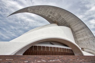 SANTA CRUZ, İspanya - 27 Ekim 2012: Santa Cruz de Tenerife 'deki Auditorio de Tenerife binası. Dışavurumcu etkinlik mekanı ünlü Santiago Calatrava tarafından tasarlandı ve 2003 yılında tamamlandı..