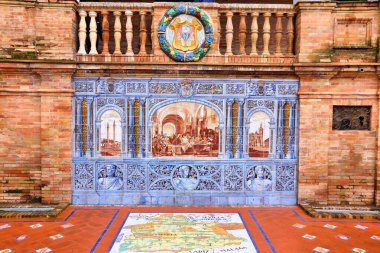 SEVILLE, SPAIN - 3 Kasım 2012: Sevilla 'daki ünlü Plaza de Espana' nın Azulejos teması. Rönesans ve Art deco tarzları 1928 yılında tamamlandı..