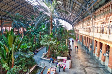 Madrid, İspanya - 23 Ekim 2012: İnsanlar Madrid Atocha istasyonu ziyaret edin. Atocha, Madrid en büyük kanalıdır. 2010 yılında 44,2 milyon yolcuya hizmet.