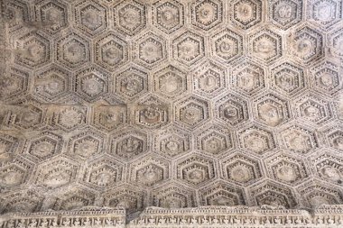 Provence, Fransa 'da turuncu bir kasaba. UNESCO dünya mirası sahası - Antik Roma zafer kemeri.