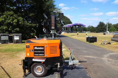 KEW, İngiltere - 15 Temmuz 2019: İşçiler, Büyük Londra 'daki Kew Gardens' ta bir müzik festivali için ekipman hazırlıyorlar.