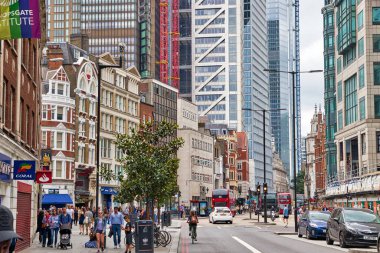 Londra, İngiltere - 13 Temmuz 2019: İnsanlar Londra 'nın modern bölgesinde yürüyor. Londra, 2011 yılında 9,787,426 kişi ile İngiltere 'nin en kalabalık şehri ve metropoliten alanıdır..