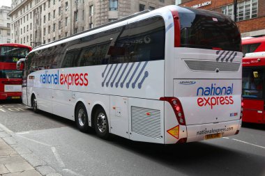 LONDON, İngiltere - 7 Temmuz 2016: Londra, İngiltere 'de National Express şehirlerarası otobüs. Ulusal Ekspres otobüs, otobüs, tren ve tramvay hizmetlerini işletir..