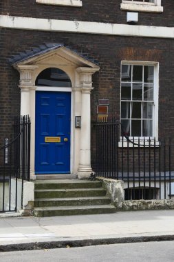Bloomsbury, Londra 'nın batı ucunda, İngiltere. Mimari detay - güzel mavi Gürcü ön kapısı.