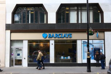 LONDON, İngiltere - 7 Temmuz 2016: Londra 'daki Barclays Bank şubesinin önünden geçen kişi. Barclays büyük bir İngiliz finans grubu..