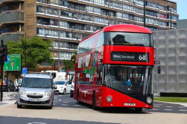 Londra, İngiltere - 7 Temmuz 2016: Yeni kentsel otobüs Londra'da. Hibrid dizel elektrik otobüs yeni, modern, bir ikonik Çift katlı alçak taban sürümüdür.