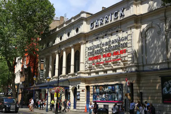 LONDON, İngiltere - 7 Temmuz 2016: Londra 'daki Garrick Tiyatrosu' nun önünden geçenler. Londra 'nın batı yakası tiyatrolarından biri. 2013 'te West End tiyatroları 14.5 milyon bilet sattı..