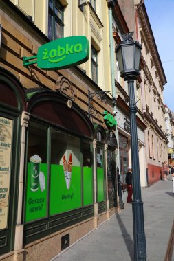 CESZYN, POLAND - 30 Mayıs 2024: Polonya 'nın Cieszyn kentindeki Zabka bakkal dükkanı. Zabka, Polonya 'nın en büyük bayilik şirketlerinden biri..
