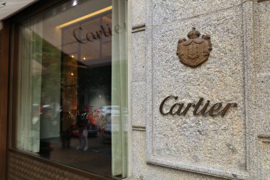 PRAG, CZECH REPUBLIC - 2 Mayıs 2024: Parizska caddesindeki Cartier lüks mücevher mağazası Prag, Çek Cumhuriyeti 'nde lüks moda alışverişleriyle tanınıyor.