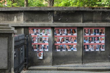 PRAG, CZECH REPUBLIC - 1 Mayıs 2024: Prag 'ın Josefov ilçesinde kaçırılan İsrailli rehinelerin posterleri. Ekim 2023 'ten sonra Hamas İsrail' e saldırdı..