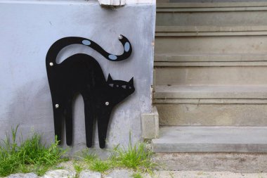 CESZYN, POLAND - 30 Mayıs 2024: Cieszyn, Polonya 'daki kara kedilerden biri. Metal kara kediler Cieszyn 'deki kedi dedektifleriyle ilgili Kocia Szajka kitap serisini kutluyorlar..