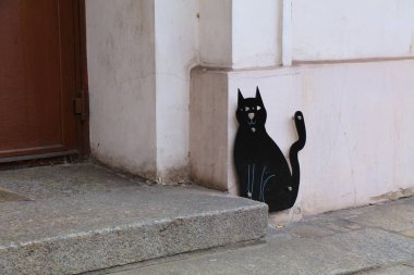 CESZYN, POLAND - 30 Mayıs 2024: Cieszyn, Polonya 'daki kara kedilerden biri. Metal kara kediler Cieszyn 'deki kedi dedektifleriyle ilgili Kocia Szajka kitap serisini kutluyorlar..