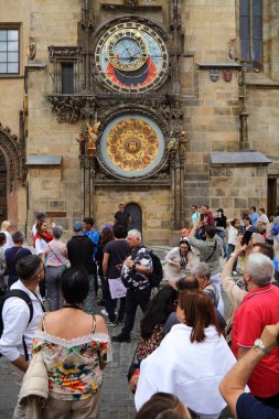 PRAG, CZECH REPUBLIC - 2 Mayıs 2024: Çek Cumhuriyeti Prag 'ın Eski Kenti' ndeki (Stare Mesto) Astronomik Saati (Orloj) ziyaret eden turistler.